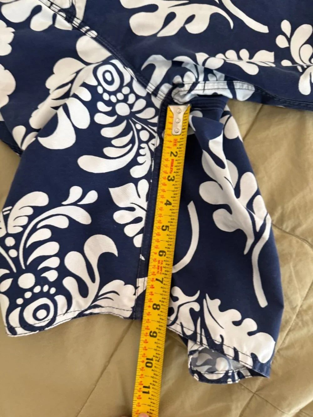 Vintage 90s / 00s Quiksilver Hawaiian Floral Boardshorts Navy White Size 34